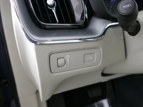 Used 2019 Volvo XC60 T6 Momentum w/ Premium Package image 14