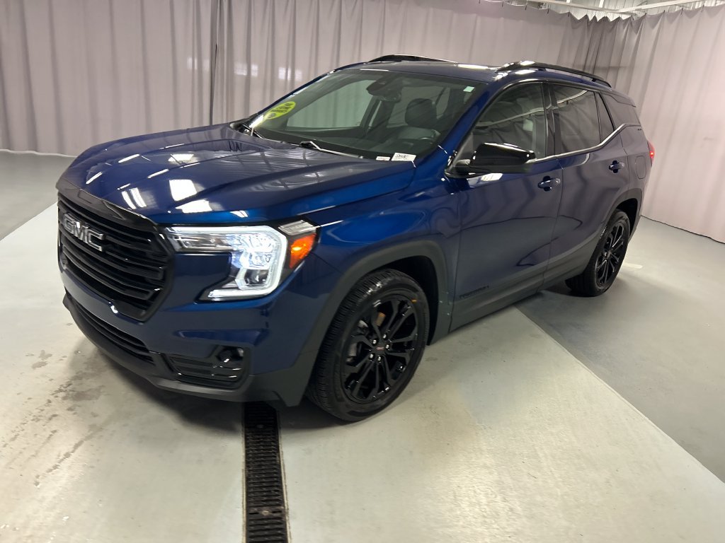 Used 2022 GMC Terrain SLT w/ Elevation Edition FWD image 3