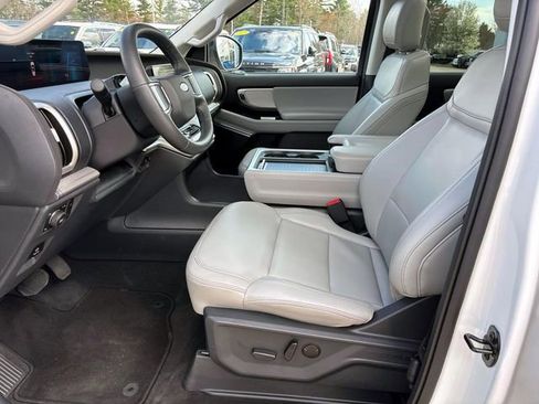 Used 2025 Ford Expedition Active AWD/4WD image 9