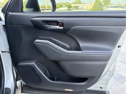Used 2021 Toyota Highlander XLE FWD image 17