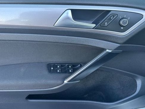 Used 2016 Volkswagen e-Golf SE w/ DC Fast Charging Package image 11