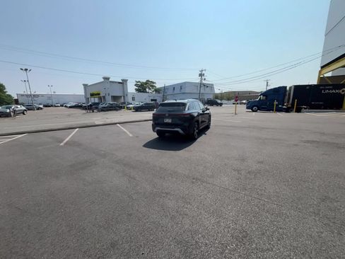 Used 2026 Volkswagen Tiguan SE AWD/4WD image 16
