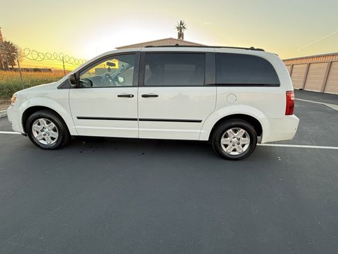 Used 2009 Dodge Grand Caravan image 1