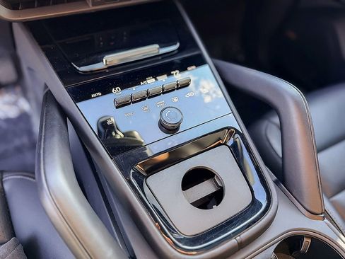 Used 2024 Porsche Cayenne w/ Premium Package image 27