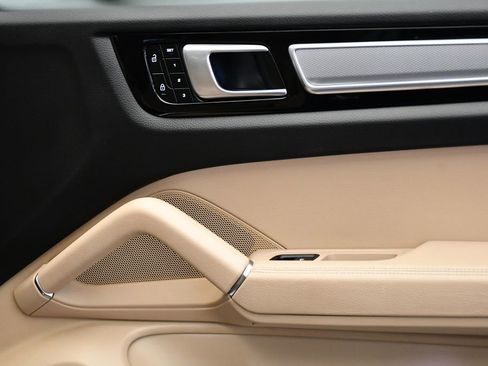 Used 2022 Porsche Cayenne Platinum Edition image 46