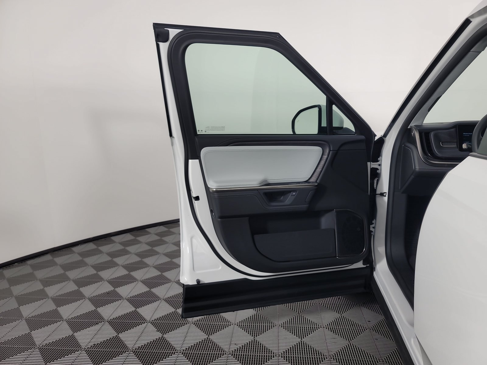 Used 2025 Rivian R1T Adventure Dual AWD/4WD image 16