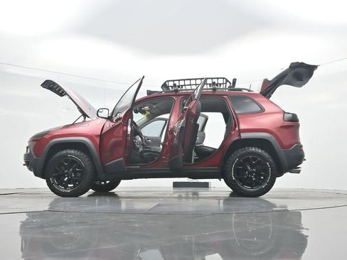 Used 2016 Jeep Cherokee Trailhawk w/ Comfort/Convenience Group AWD/4WD image 46