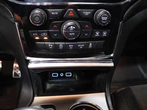 Used 2019 Jeep Grand Cherokee Altitude AWD/4WD image 32