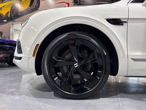 Used 2018 Bentley Bentayga AWD/4WD image 18