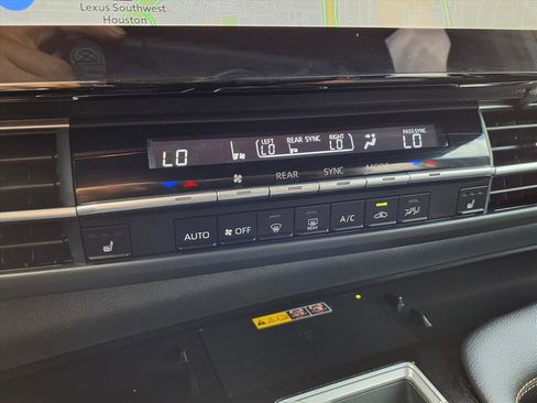 Used 2025 Toyota Sienna XLE Woodland Edition image 8