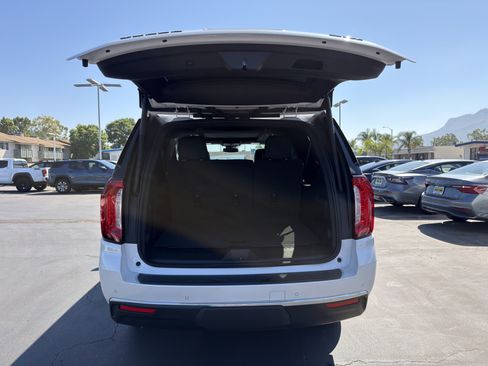 Used 2024 GMC Yukon XL SLT w/ SLT Premium Package RWD image 15