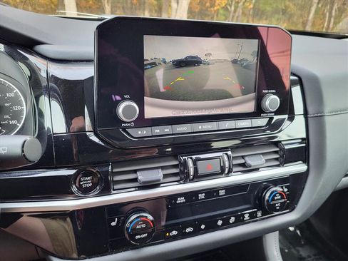 Used 2025 Nissan Pathfinder SV image 17