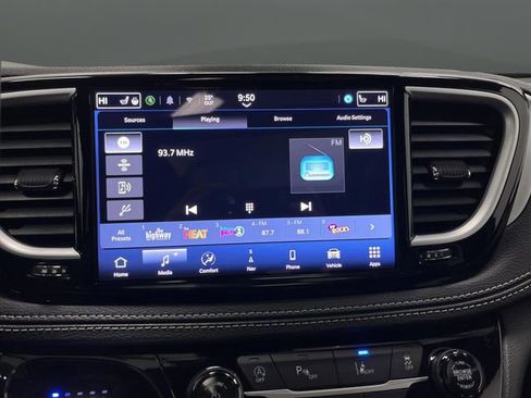 Used 2025 Chrysler Pacifica Limited image 18