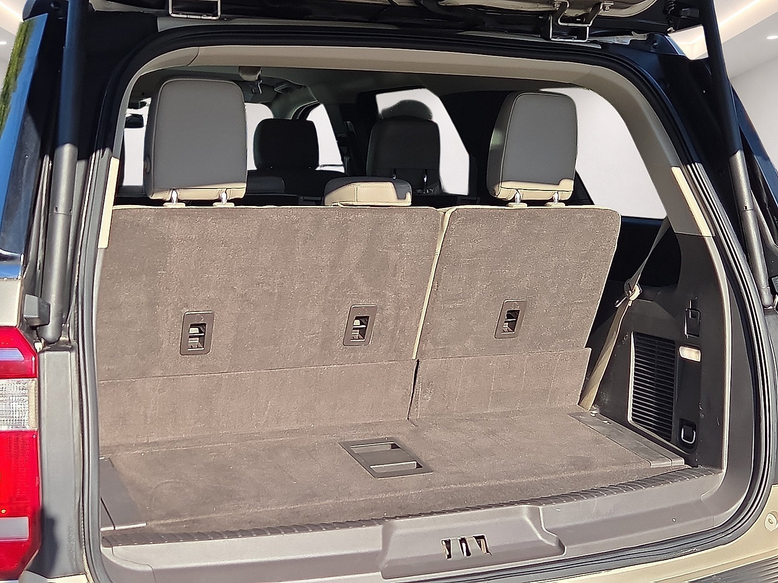 Used 2018 Ford Expedition XLT w/ Equipment Group 202A RWD image 8