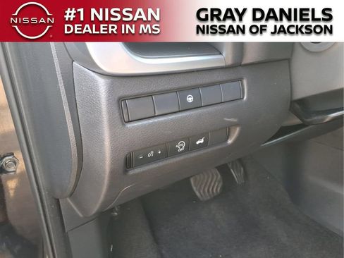 Used 2025 Nissan Rogue SV FWD image 13