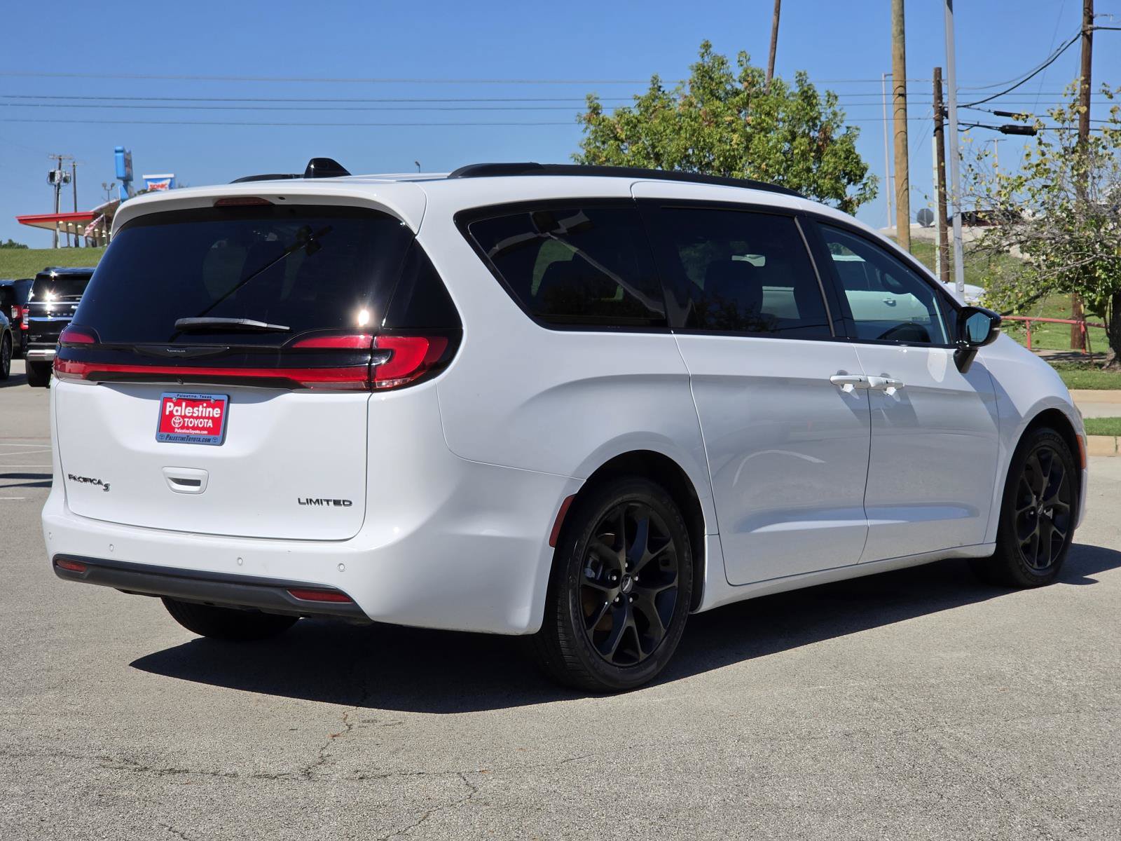 Used 2025 Chrysler Pacifica Limited FWD image 4
