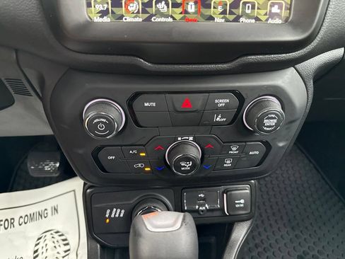 Used 2023 Jeep Renegade Latitude w/ Premium Group AWD/4WD image 30