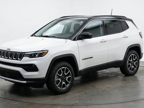 Used 2025 Jeep Compass Trailhawk AWD/4WD image 3