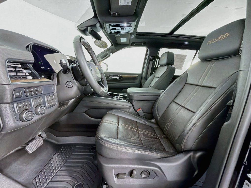 Used 2026 Chevrolet Suburban High Country AWD/4WD image 12