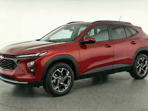 Used 2025 Chevrolet Trax LT image 3