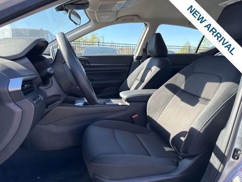 Used 2024 Nissan Altima 2.5 SV FWD image 17