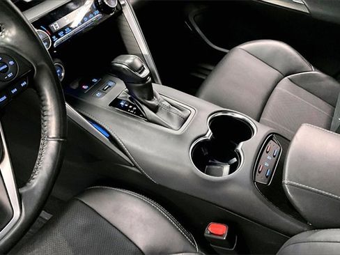 Used 2021 Toyota Venza XLE image 14