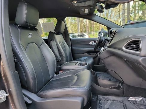 Certified 2021 Chrysler Pacifica Touring-L w/ S Appearance Package image 25