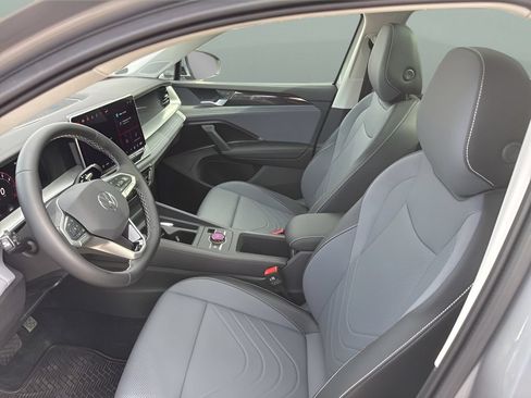 Used 2025 Volkswagen Tiguan SE w/ Panoramic Sunroof Package AWD/4WD image 9