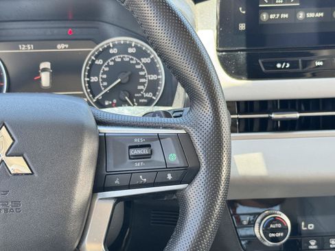 Used 2025 Mitsubishi Outlander SE FWD image 18