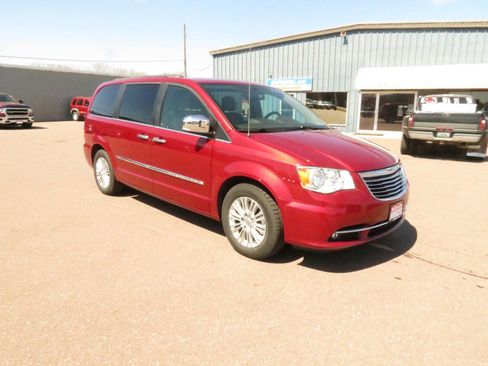 Used 2015 Chrysler Town & Country Touring-L w/ Driver Convenience Group image 2