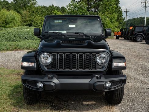 Used 2025 Jeep Gladiator Sport AWD/4WD image 2