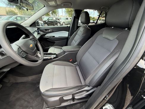Used 2025 Chevrolet Trax LT FWD image 24