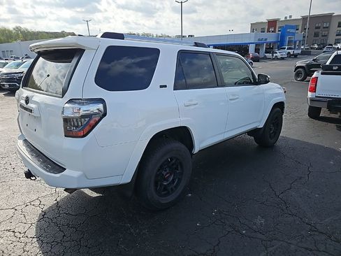 Used 2022 Toyota 4Runner SR5 Premium w/ Moonroof Package AWD/4WD image 7