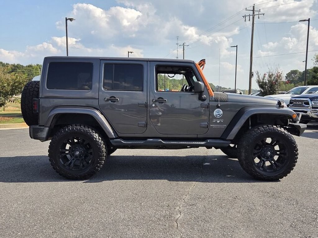 Used 2017 Jeep Wrangler Unlimited Sahara w/ Connectivity Group AWD/4WD image 9