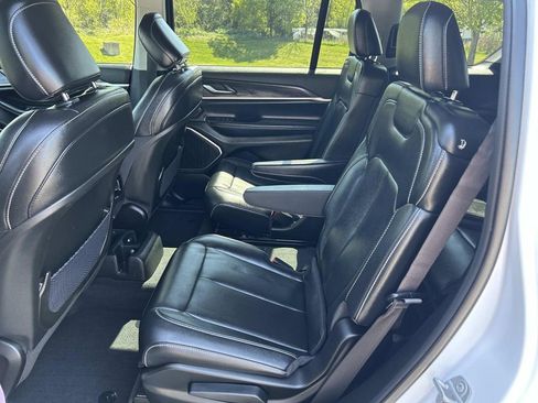 Used 2023 Jeep Grand Cherokee L Limited w/ Black Appearance Package image 21