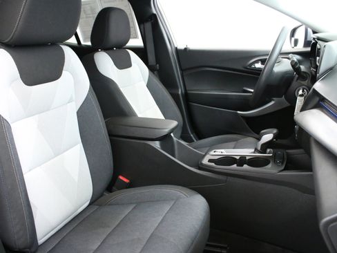 Used 2024 Chevrolet Trax LS w/ LS Convenience Package FWD image 30