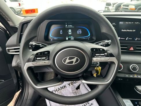 Certified 2025 Hyundai Elantra SE image 17