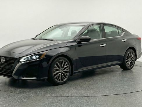 Used 2025 Nissan Altima 2.5 SV image 3