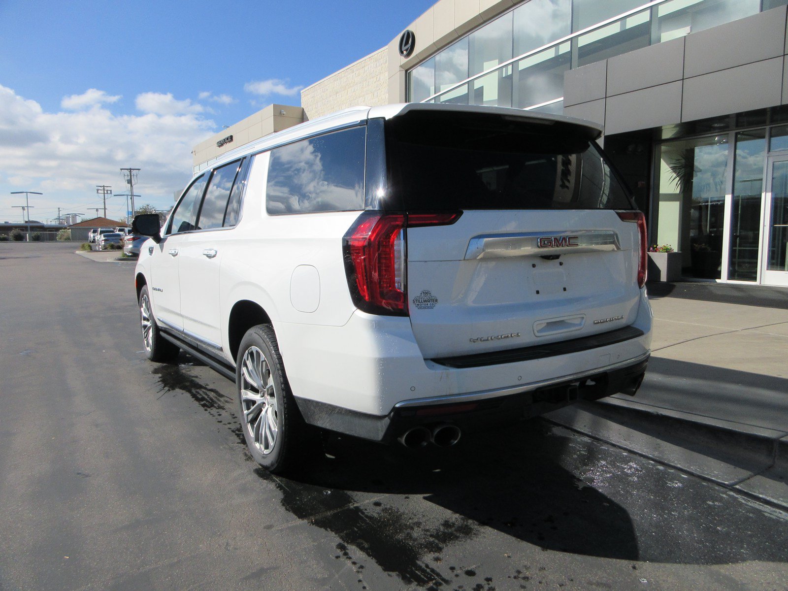 Used 2021 GMC Yukon XL Denali w/ Denali Premium Package AWD/4WD image 8
