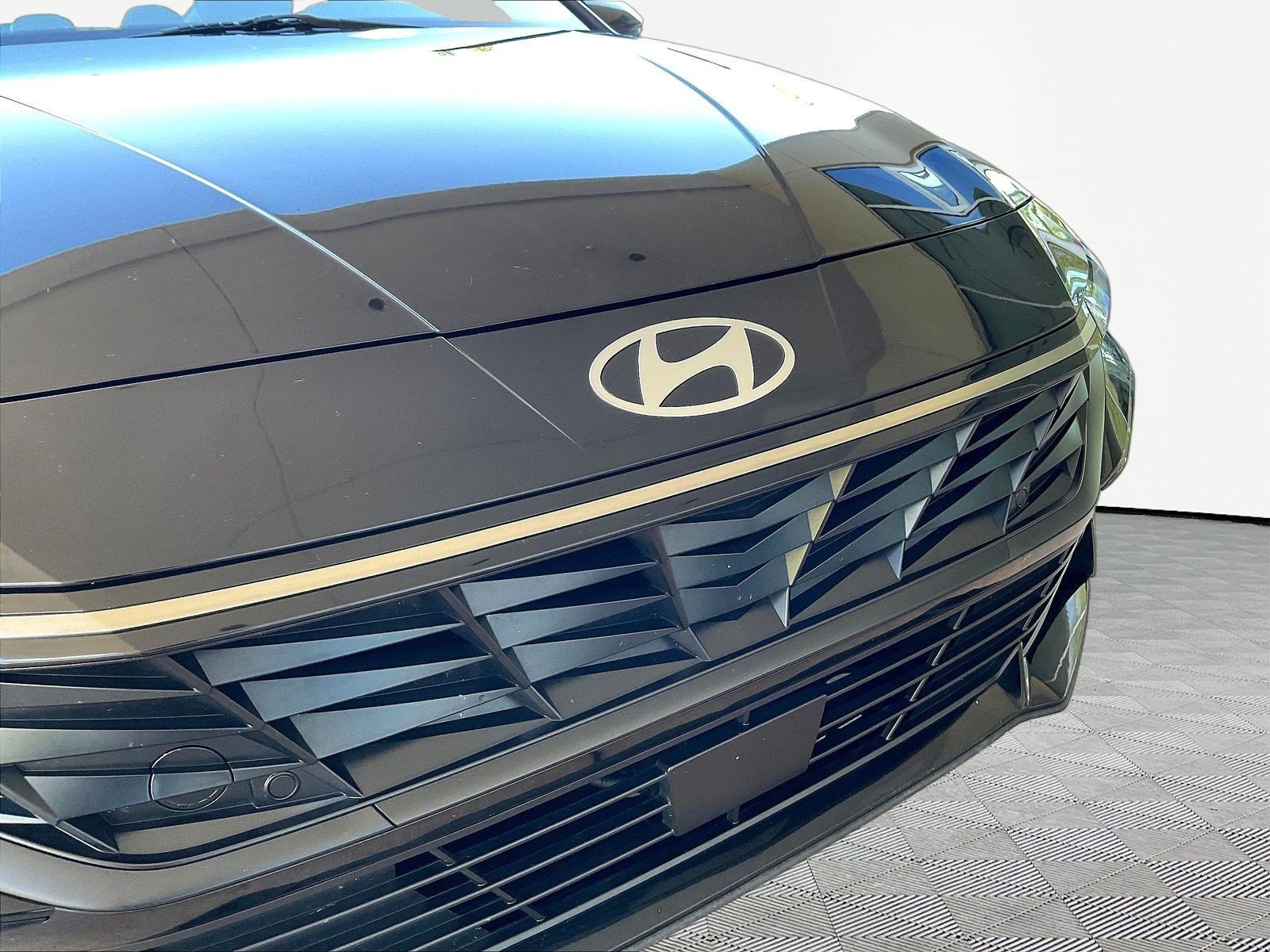 Used 2025 Hyundai Elantra Limited FWD image 32