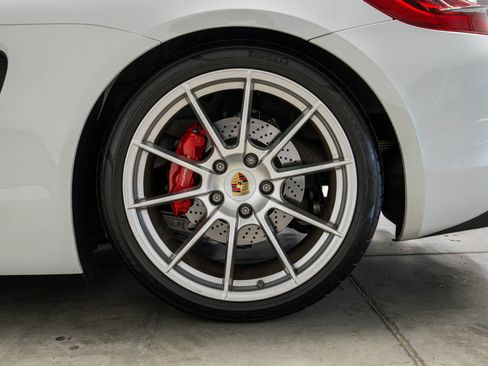 Used 2016 Porsche Boxster Spyder RWD image 11