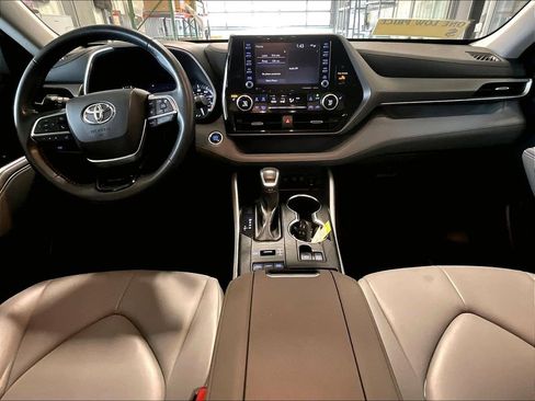 Used 2021 Toyota Highlander XLE AWD/4WD image 22