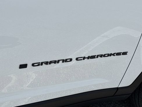 Used 2025 Jeep Grand Cherokee Altitude AWD/4WD image 10