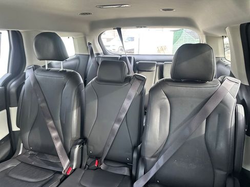 Used 2024 Kia Carnival EX image 17