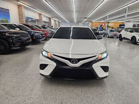 Used 2020 Toyota Camry SE image 2