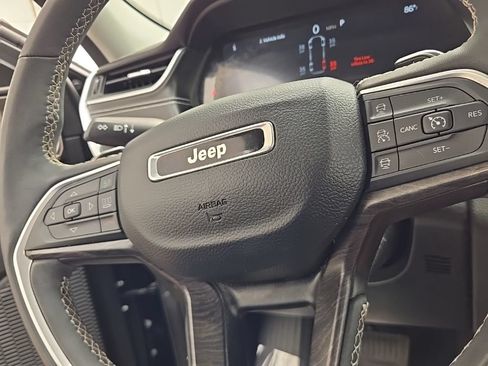 Used 2023 Jeep Grand Cherokee L Limited w/ Luxury Tech Group II AWD/4WD image 28
