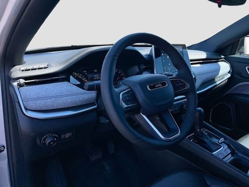 Used 2025 Jeep Compass Latitude image 9