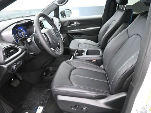 New 2026 Chrysler Pacifica Select image 14