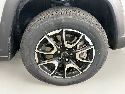 Used 2025 Jeep Compass Trailhawk AWD/4WD image 11
