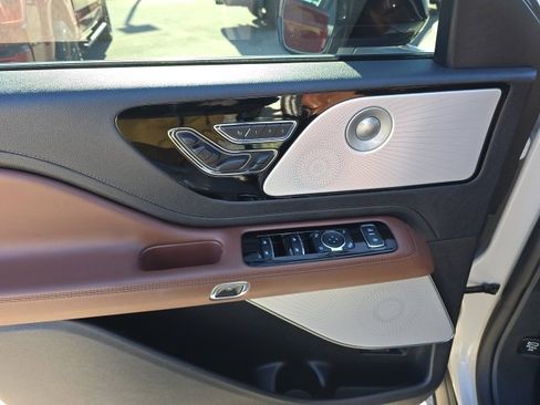 Used 2025 Lincoln Aviator Reserve w/ Equipment Group 201A image 12